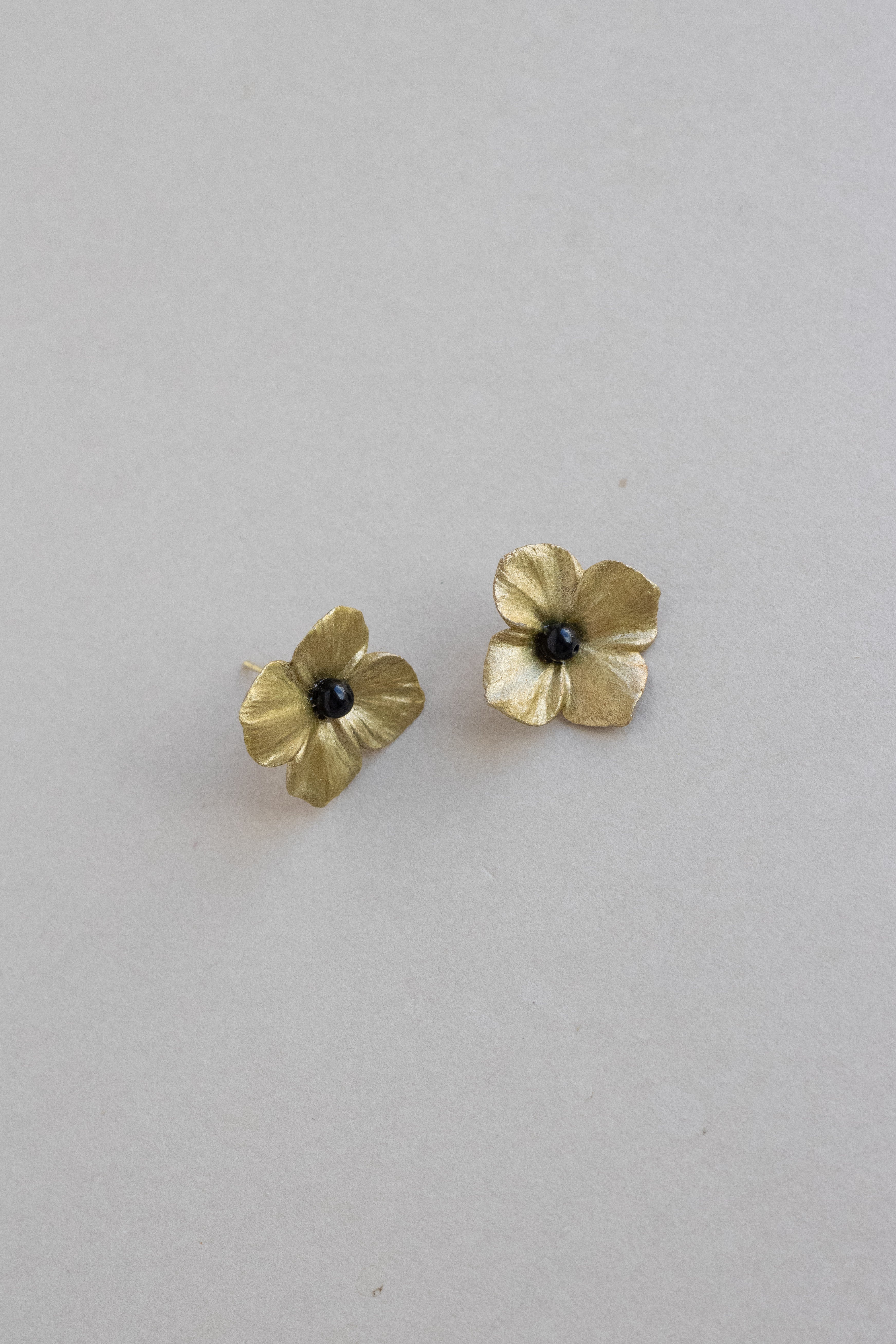 The Petite Bloom stud l gold